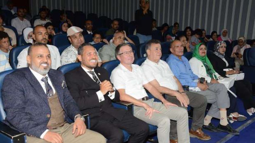 شباب حزب التجمع يعرض «خلي بالك وأنت المتحكم» على المسرح الروسي
| يلا شوت