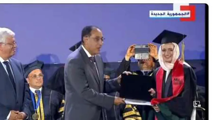 رئيس الوزراء يكرم أوائل الدفعة الأولى من خريجي الجامعات الأهلية
| يلا شوت