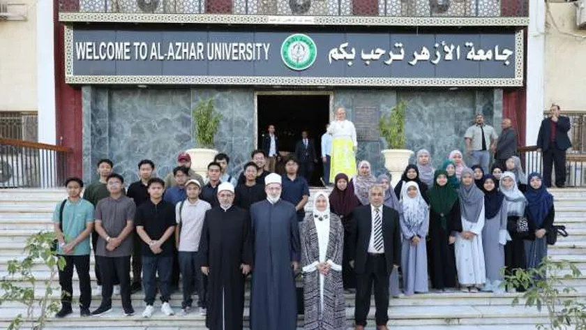 تنظيم جولة للوافدين الجدد في جامعة الأزهر.. والتقاط الصور التذكارية مع عمداء الكليات
| يلا شوت