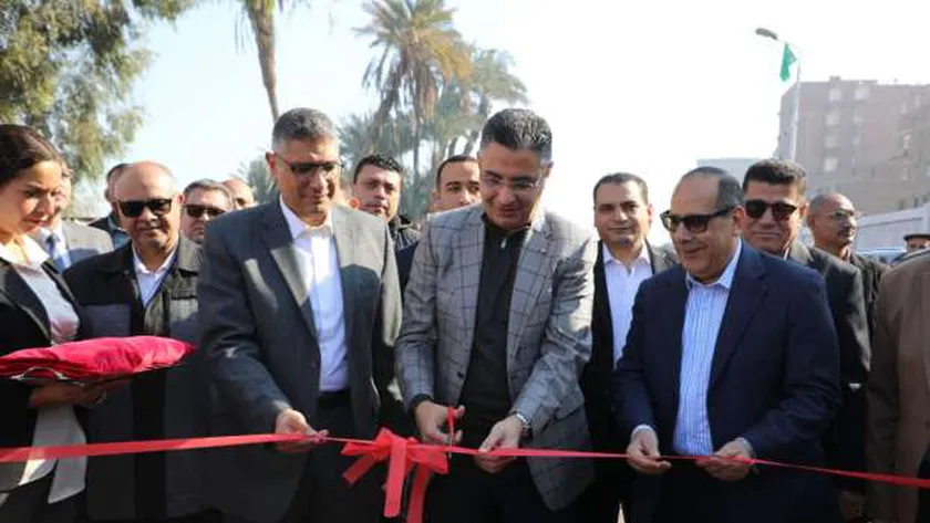 وزير التموين ومحافظ الجيزة يفتتحان سوق اليوم الواحد في إمبابة
| يلا شوت