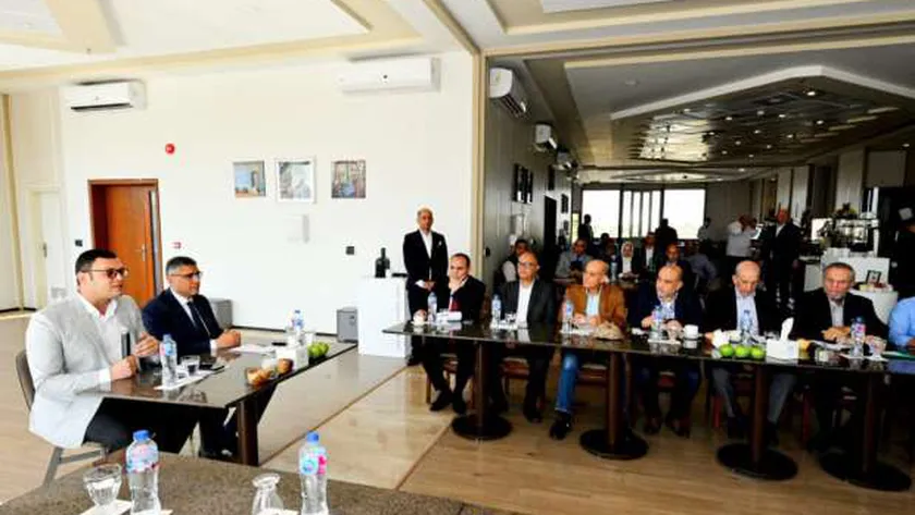 وزير الإسكان ومحافظ الجيزة يتابعان أعمال تطوير المنطقة المحيطة بالأهرامات
| يلا شوت