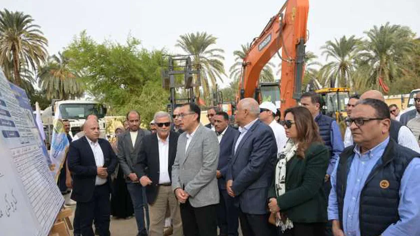 مدبولي يتفقد اصطفاف معدات قطاع مياه الشرب والصرف الصحي بمدينة الخارجة
| يلا شوت