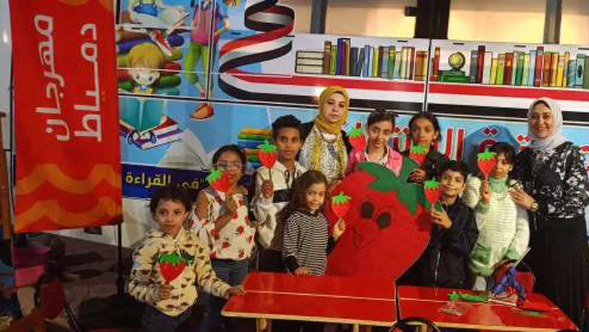 المكتبة المتنقلة تشارك في مهرجان «دمياط حاجة تانية».. رسم وغناء وحكي (صور)
| يلا شوت