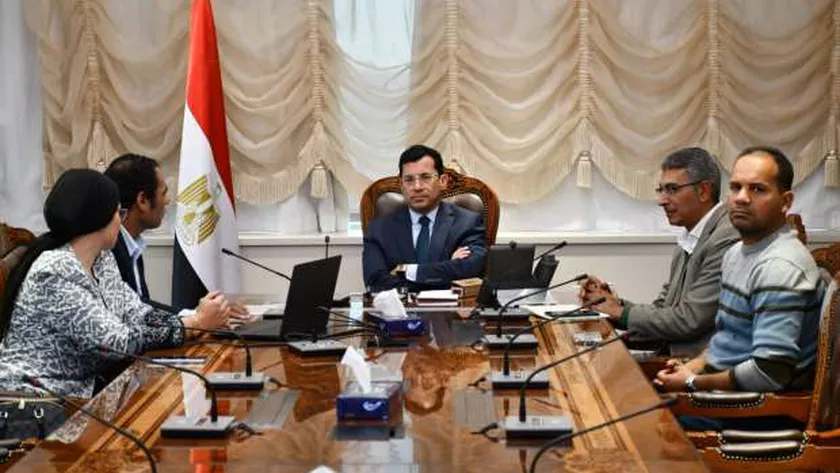 وزير الرياضة يستقبل لاعب التنس أنور الكموني بعد رحلة علاج استمرت 7سنوات
| يلا شوت