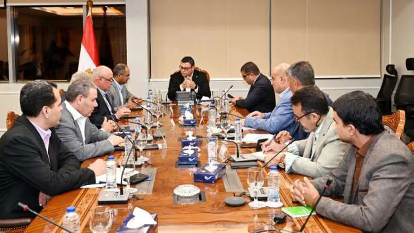 وزير الإسكان يستعرض خطة تحلية مياه البحر وتركيب العدادات مسبقة الدفع
| يلا شوت