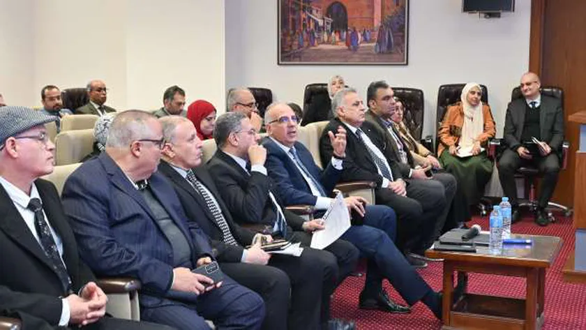 وزير الري يوجه بالتوسع في الدراسات البحثية المتخصصة بمجال الاستمطار
                                     | يلا شوت