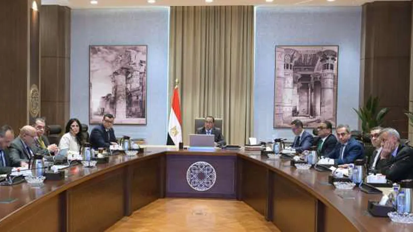 رئيس الوزراء يعقد اجتماعا لمناقشة مسودة قانون إنشاء مناطق المال والأعمال
| يلا شوت