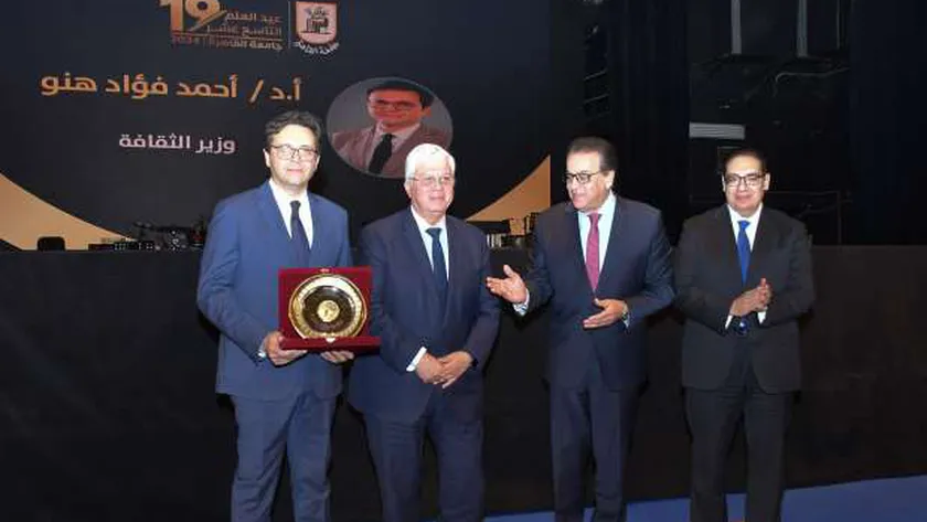 جامعة القاهرة تكرم وزير الثقافة خلال احتفالية عيد العلم
                                     | يلا شوت