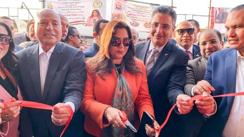 وزيرا التنمية المحلية والتموين ومحافظ القاهرة يفتتحون سوق اليوم الواحد بالزيتون
| يلا شوت