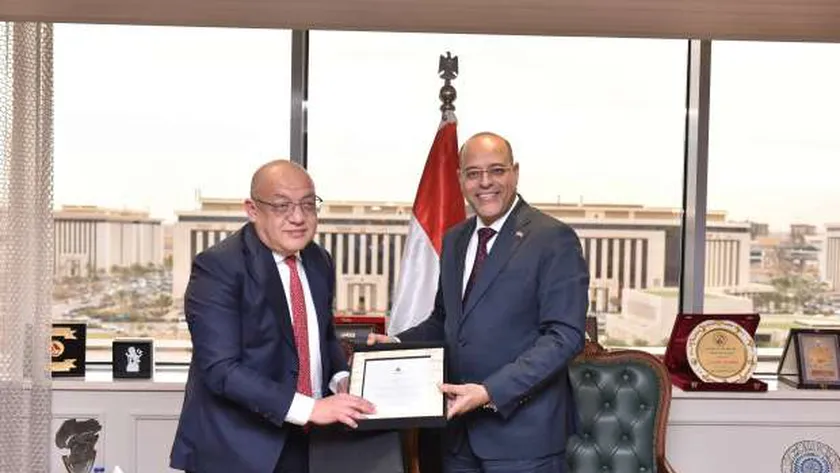 وزير العمل يلتقي سفير الفلبين بالقاهرة لبحث سبل التعاون في عدة ملفات
| يلا شوت