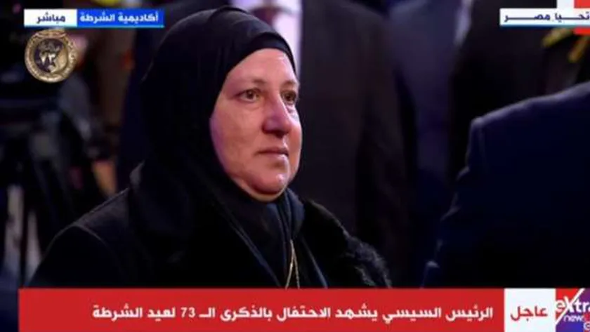 والدة الشهيد عمر القاضي تهدي الرئيس السيسي سلسلة نجلها
| يلا شوت