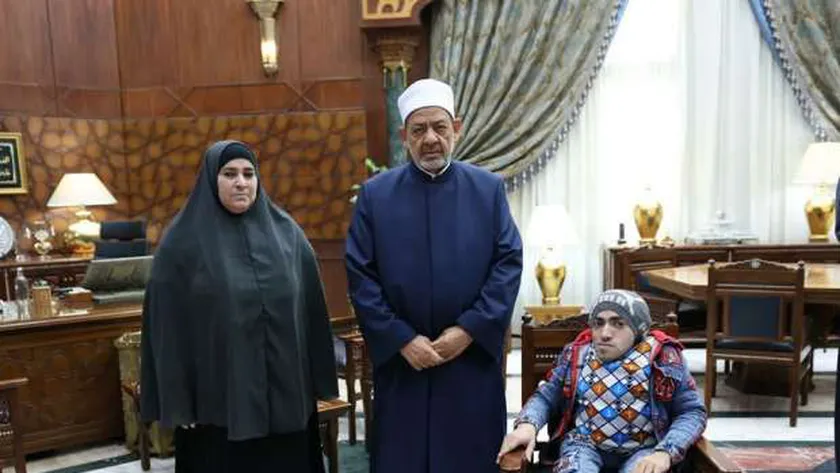 حملت ابنها إلى الجامعة فكافأها «الأزهر» بعمرة.. تكريم خاص لزينب من الطيب
                                     | يلا شوت
